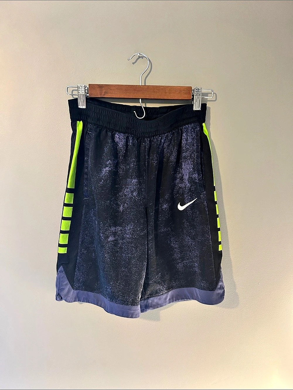 Nike Dri-FIT athletic shorts Men's Athletic Shorts in Black & Purple Like New (L